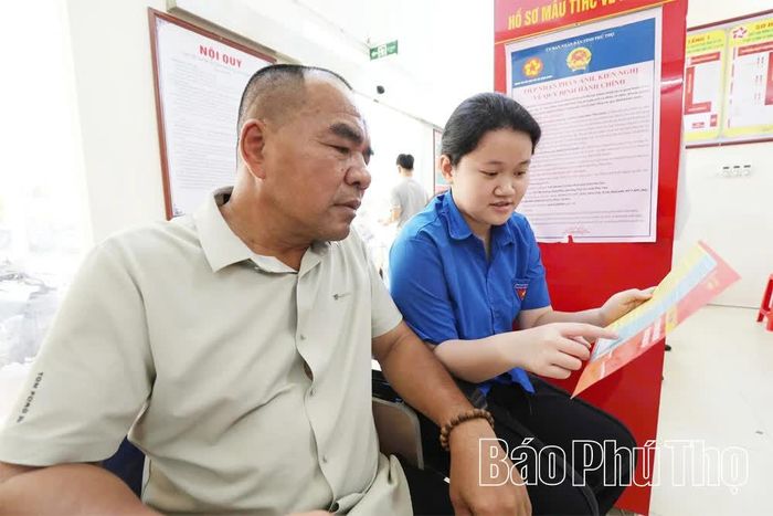 Lực lượng đoàn viên, thanh niên hướng dẫn, hỗ trợ người dân các thông tin về thủ tục hành chính.