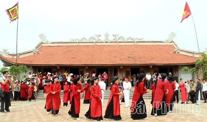 Phường Xoan Kim Đức biểu diễn tại Miếu Lãi Lèn phục vụ du khách.