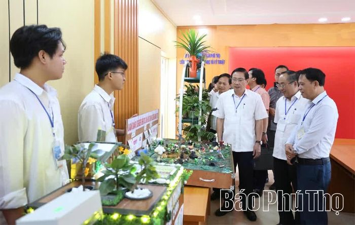 Các đại biểu tham quan mô hình, sản phẩm thân thiện với môi trường tại Cuộc thi Sáng tạo thanh, thiếu niên, nhi đồng tỉnh.