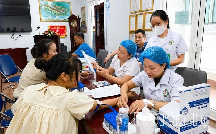 Trung tâm Y tế khu vực Thanh Ba tổ chức khám sức khỏe định kỳ cho công nhân, người lao động của các doanh nghiệp trên địa bàn.