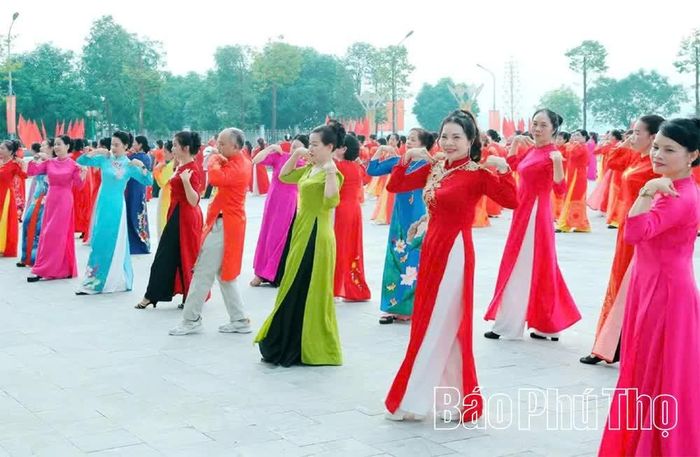Hội viên phụ nữ phường Hòa Bình tham gia màn đồng diễn dân vũ tại các ngày lễ.