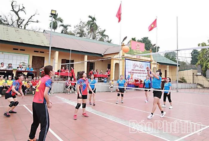 Hội viên phụ nữ xã Xuân Lũng tham gia luyện tập bóng chuyền hơi.