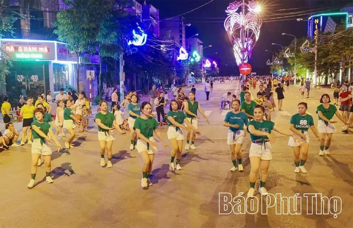 Các câu lạc bộ giao lưu dân vũ, rèn luyện sức khỏe tại phố đi bộ An Bình, phường Vĩnh Yên.