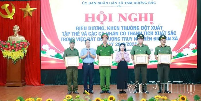 Tập thể Công an xã và các cá nhân có thành tích xuất sắc trong phát hiện, truy bắt đối tượng truy nã được khen thưởng.