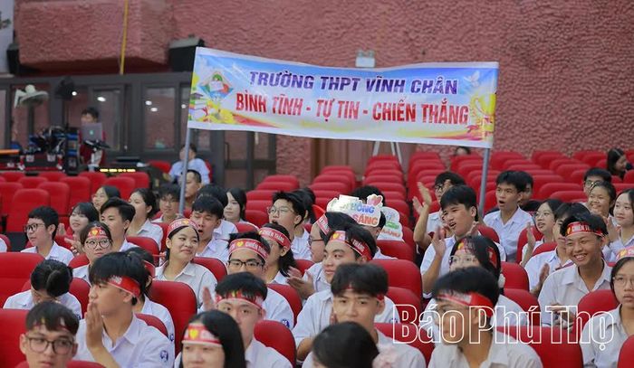 Các cổ động viên "tiếp lửa" cho các thí sinh.