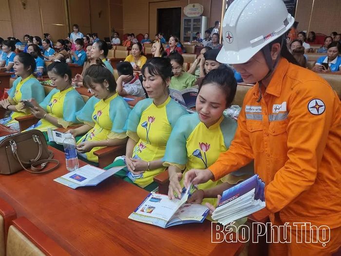 Nhân viên Điện lực Cẩm Khê phát tờ rơi tuyên truyền sử dụng điện an toàn, phòng chống cháy, nổ.