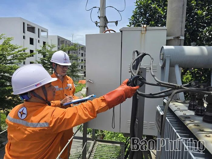 Điện lực Cẩm Khê thường xuyên kiểm tra tại các trạm biếp áp, đảm bảo vận hành an toàn.
