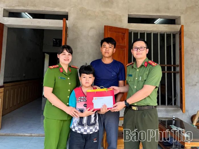 Em Bùi Hoàng Long nhận hỗ trợ học tập từ Công an xã Yên Trị.