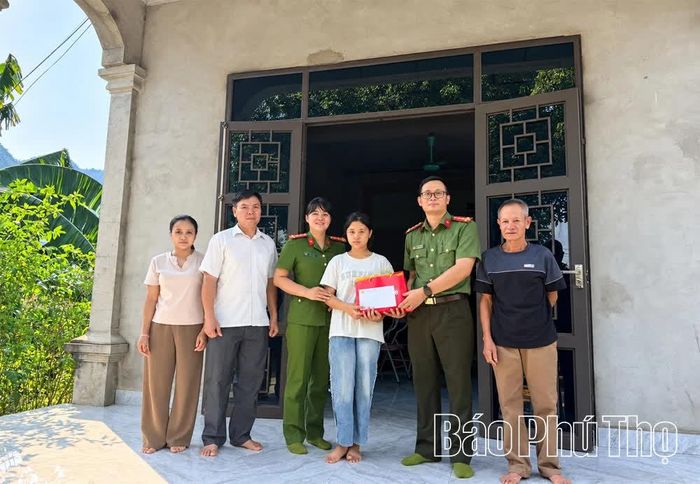 Công an xã Yên Trị thăm hỏi, trao hỗ trợ học tập cho em Trần Lệ Quyên.