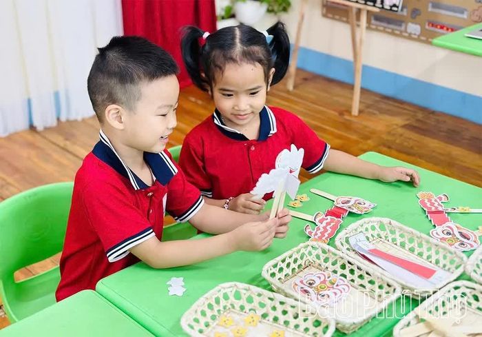 Hoạt động nhóm giúp học sinh Trường Mầm non Tam Nông phát triển tư duy sáng tạo.