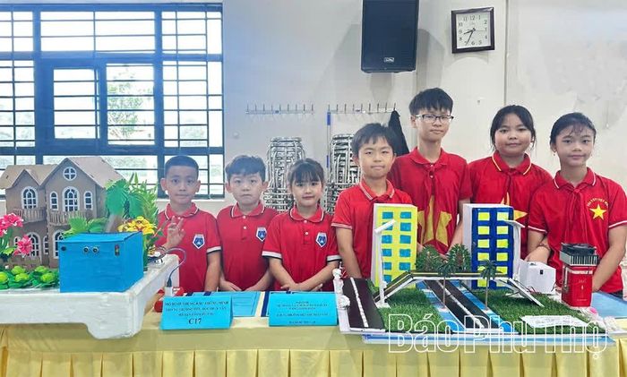 Mô hình "Hệ thống tái chế rác thải tạo ra năng lượng điện” của học sinh Trường Tiểu học Nông Trang - Phân hiệu Thụy Vân.