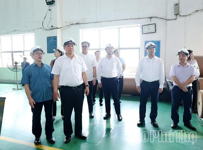 Đại diện Nhà máy Giấy Việt Trì báo cáo đoàn công tác kế hoạch di dời và hoạt động sản xuất, kinh doanh.