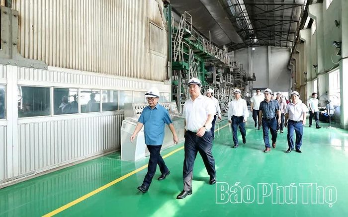 Đồng chí Chủ tịch UBND tỉnh Trần Duy Đông cùng đoàn công tác khảo sát thực tế tại Nhà máy Giấy Việt Trì thuộc Công ty Cổ phần Giấy Việt Trì.
