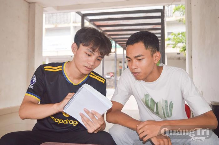 Keodala Daovone (bên phải) và Nguyễn Huy Hoàng, sinh viên Trường cao đẳng Y tế Quảng Trị luôn đồng hành với nhau trong học tập - Ảnh: L.T