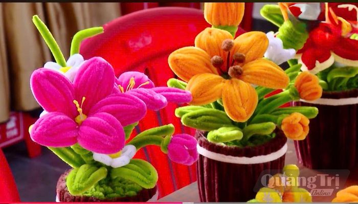 Sản phẩm hoa kẽm của học sinh Trường Giáo dục Chuyên biệt tỉnh Quảng Trị - Ảnh: T.H