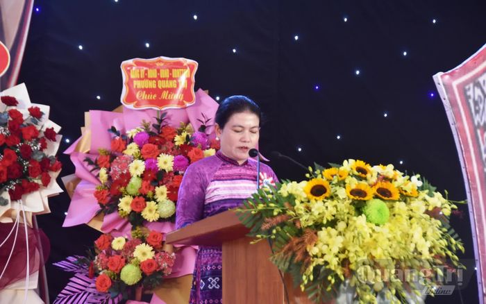 Đồng chí Ly Kiều Vân, Trưởng ban Nội chính Tỉnh ủy thay mặt các thế hệ cựu học sinh nhà trường phát biểu cảm tưởng - Ảnh: Đ.V
