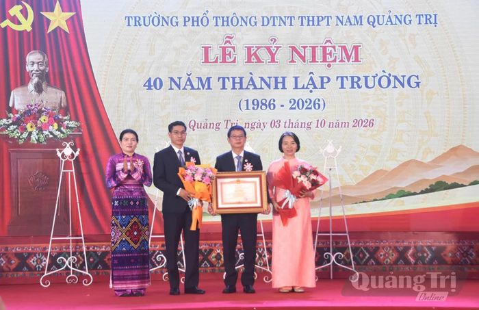Thừa ủy quyền, đồng chí Ly Kiều Vân, Trưởng ban Nội chính Tỉnh ủy trao bằng khen của Thủ tướng Chính phủ cho tập thể nhà trường - Ảnh: Đ.V