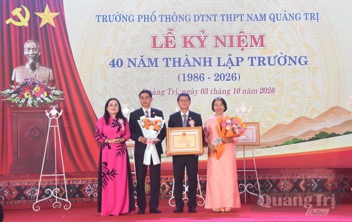 Đồng chí Lê Thị Hương, Giám đốc Sở Giáo dục và Đào tạo trao bằng khen của Bộ Giáo dục và Đào tạo cho tập thể nhà trường - Ảnh: Đ.V