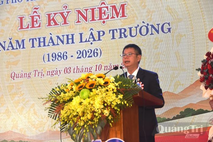 Thầy giáo Nguyễn Thế Long, Hiệu trưởng Trường phổ thông dân tộc nội trú THPT Nam Quảng Trị trình bày diễn văn kỷ niệm 40 năm thành lập trường - Ảnh: Đ.V