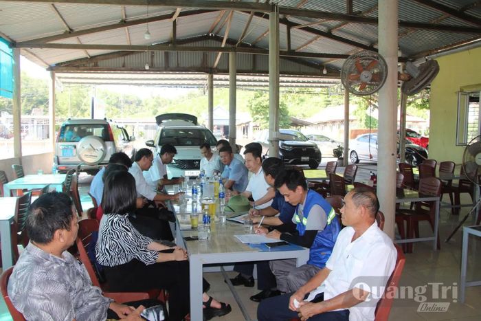 Đoàn kiểm tra trao đổi, hoàn tất biên bản ghi nhận sau khi khảo sát thực tế khu vực ven biển xã Đông Trạch - Ảnh: T.Đ