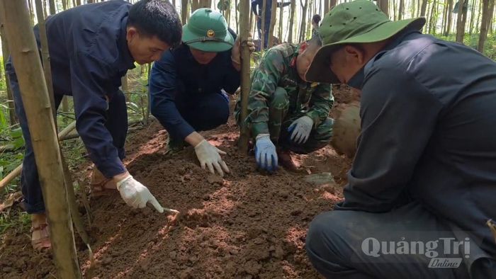 Qua mở rộng phạm vi tìm kiếm, đơn vị đã cất bốc 3 hài cốt liệt sĩ cùng nhiều di vật tại bản Bãi Dinh, xã Dân Hóa - Ảnh: H.C