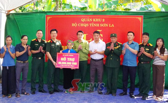 Lãnh đạo Bộ CHQS tỉnh chuyển trao tiền hỗ trợ xây dựng nhà tình nghĩa cho gia đình.