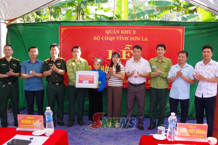 Lãnh đạo xã Tô Múa tặng quà cho gia đình thân nhân liệt sĩ.