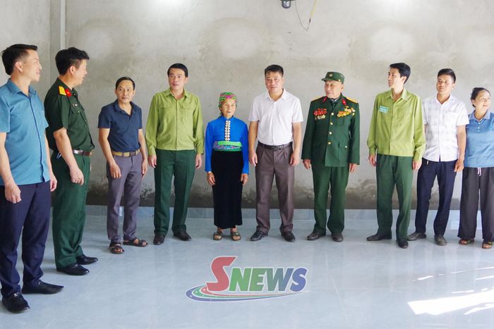 Lãnh đạo Bộ CHQS tỉnh và cấp ủy, chính quyền xã Tô Múa chúc mừng gia đình thân nhân liệt sĩ nhận nhà mới.