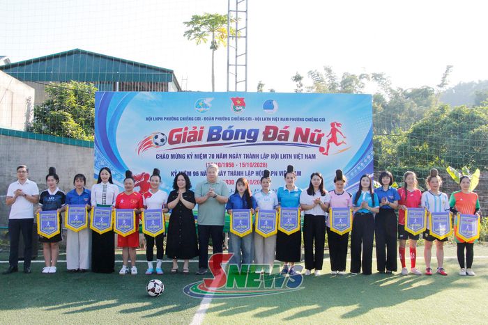 Lãnh đạo phường Chiềng Cơi trao cờ lưu niệm cho các đội.