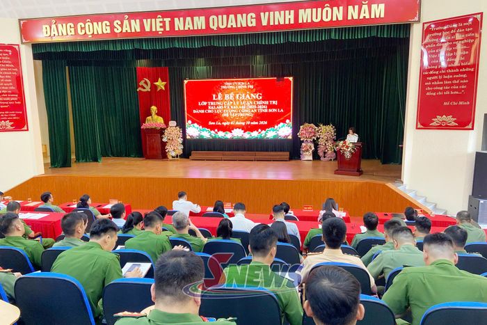Lễ bế giảng lớp Trung cấp LLCT dành cho lực lượng Công an tỉnh Sơn La.