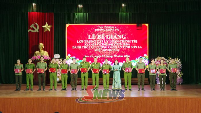 Các học viên nhận bằng tốt nghiệp.