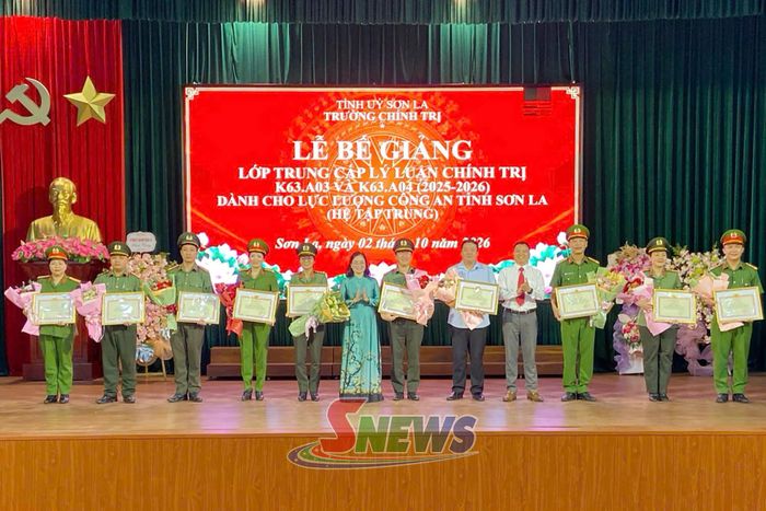 Ban Giám hiệu Trường Chính trị tỉnh trao giấy khen cho các học viên có thành tích xuất sắc trong học tập.