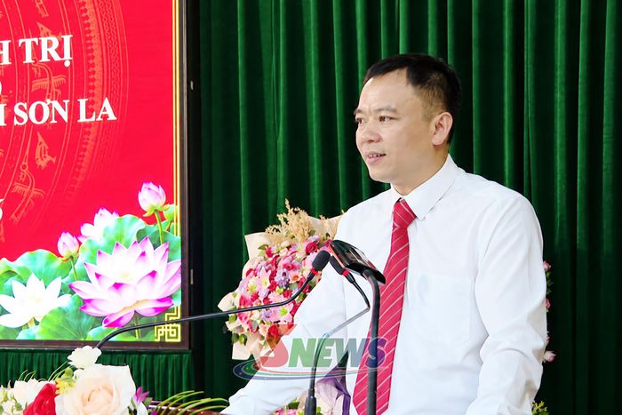 Lãnh đạo Trường Chính trị tỉnh phát biểu tại lễ bế giảng.