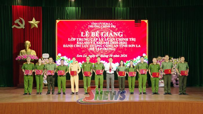Đại diện Ban Giám hiệu Trường Chính trị tỉnh trao bằng tốt nghiệp cho các học viên.