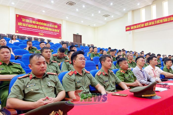 Các học viên dự lễ bế giảng.