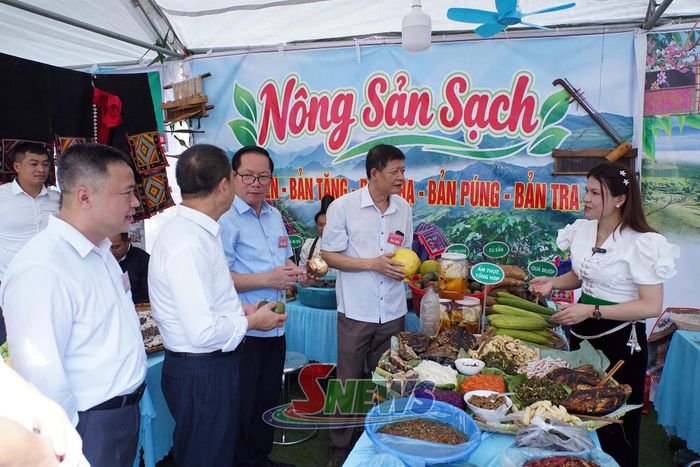 Các đại biểu tham quan gian hàng trưng bày các sản phẩm nông nghiệp của xã Nậm Lầu.