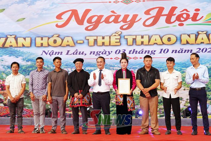 UBND xã Nậm Lầu trao quyết định thành lập HTX cà phê đặc sản Nậm Lầu cho các thành viên.