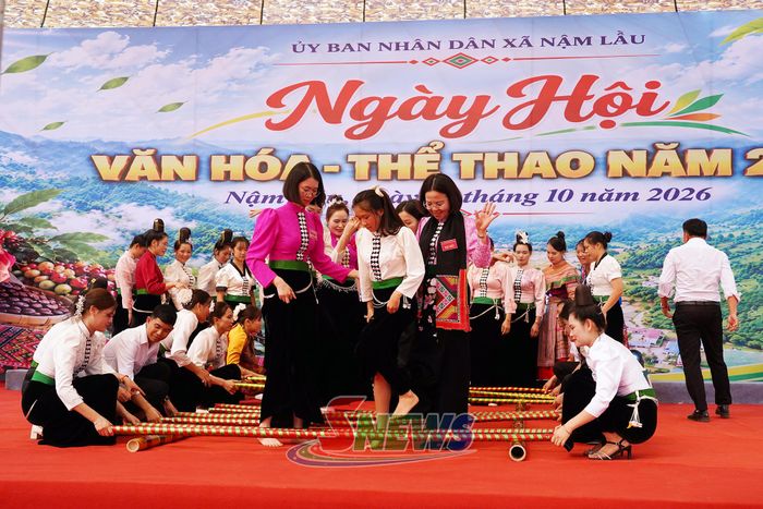 Các đại biểu dự ngày hội cùng nhân dân tham gia múa sạp.