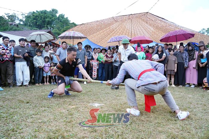 Các vận động viên nam tham gia thi đấu đẩy gậy.