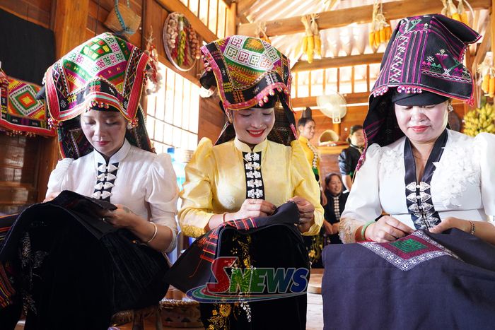 Trình diễn thêu tay họa tiết trên khăn piêu.