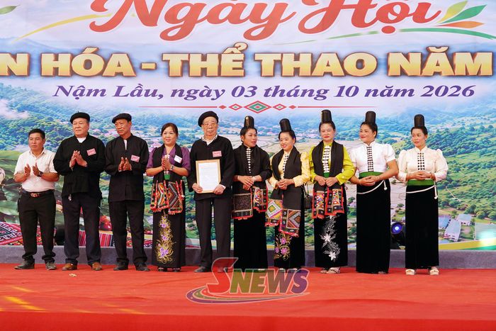 Trao quyết định thành lập Câu lạc bộ thực hành di sản văn hóa phi vậy thể “Dân ca, chữ viết của người Thái, xã Nậm Lầu”.