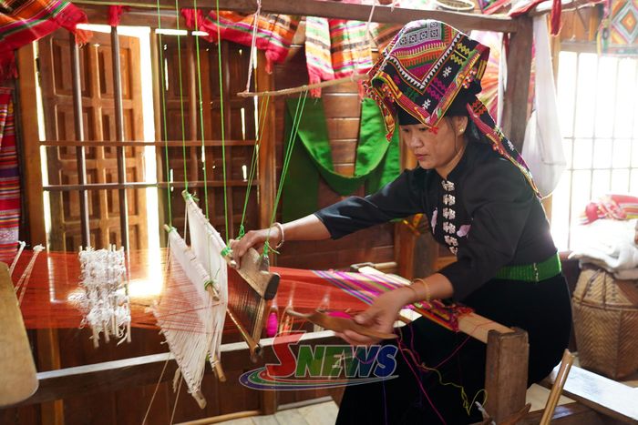 Trình diễn dệt thổ cẩm qua khung cửi của nghệ nhân xã Nậm Lầu.