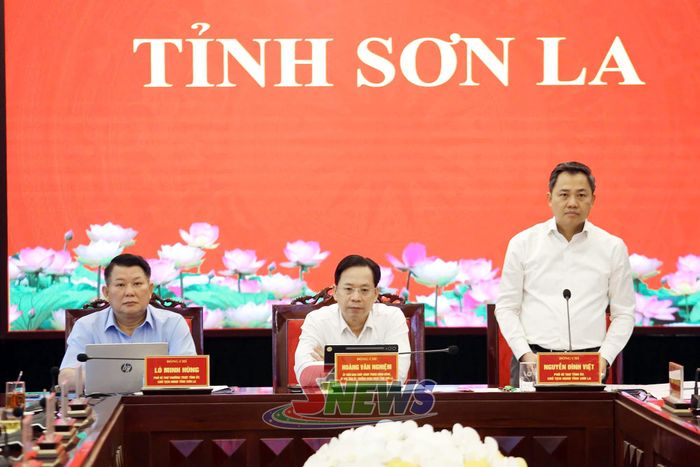 Đồng chí Nguyễn Đình Việt, Phó Bí thư Tỉnh ủy, Chủ tịch UBND báo cáo tại phiên họp.