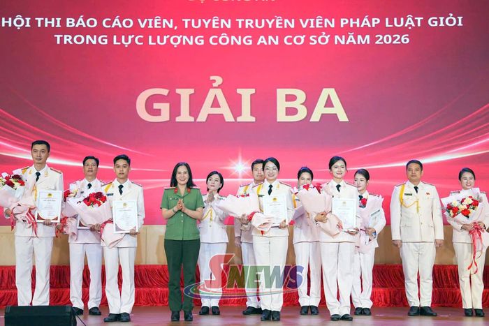 Công an tỉnh Sơn La đạt giải Ba toàn đoàn (Ngoài cùng bên trái)