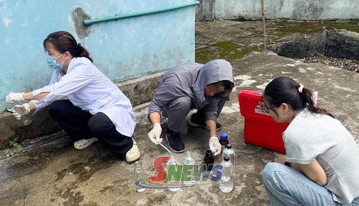 Cán bộ Trung tâm Kiểm soát bệnh tật tỉnh lấy mẫu xét nghiệm nước tại Trạm cấp nước Nà Xá, xã Phù Yên. Ảnh: CDC..  