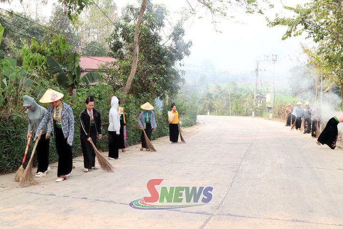 Nhân dân bản Nang Phai, xã Mường Bú dọn vệ sinh môi trường.