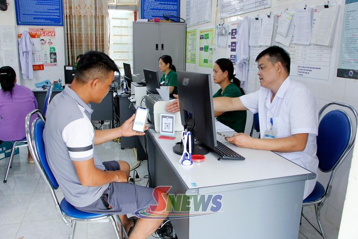 Cán bộ Trạm y tế phường Chiềng Cơi hướng dẫn nhân dân lập Sổ sức khỏe điện tử trên VNeID.