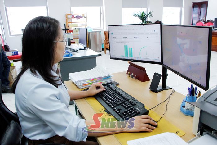 Chuyên viên phòng Hạ tầng, Sở Khoa học và Công nghệ theo dõi tiến độ cập nhật dữ liệu.