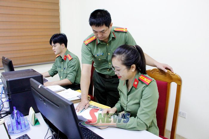 Cán bộ, chiến sĩ Phòng Tham mưu, Công an tỉnh theo dõi tiến độ thực hiện các nhiệm vụ của các sở, ngành, địa phương trong triển khai kế hoạch hành động 100 ngày.