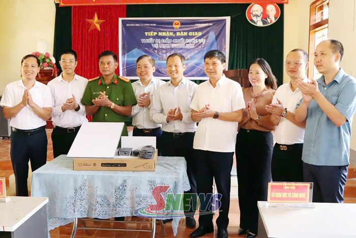 Sở Khoa học và Công nghệ tỉnh Sơn La bàn giao thiết bị đầu cuối dịch vụ vệ tinh hỗ trợ kết nối Internet tại bản Chột, xã Vân Hồ. Ảnh: Công an cung cấp.